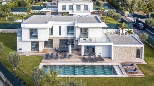 Luxury contemporary villa for sale in a quiet area