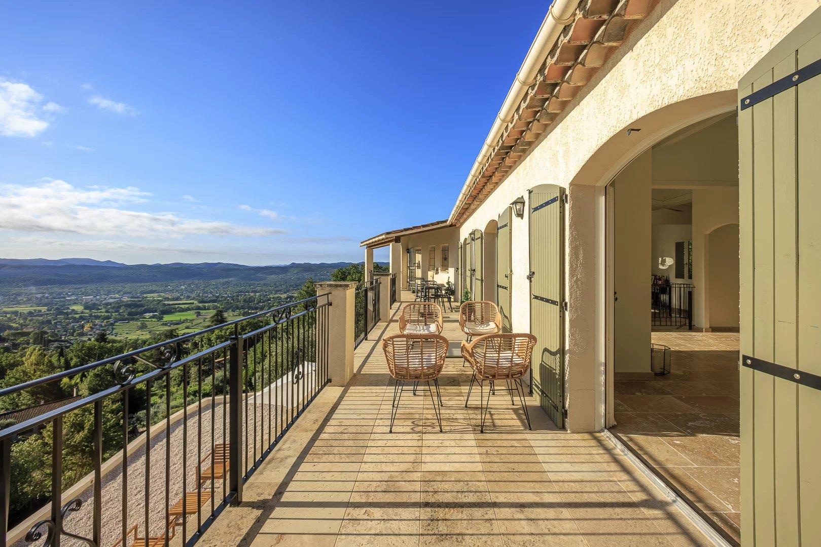 Large modern family villa on foot from the village of Callian