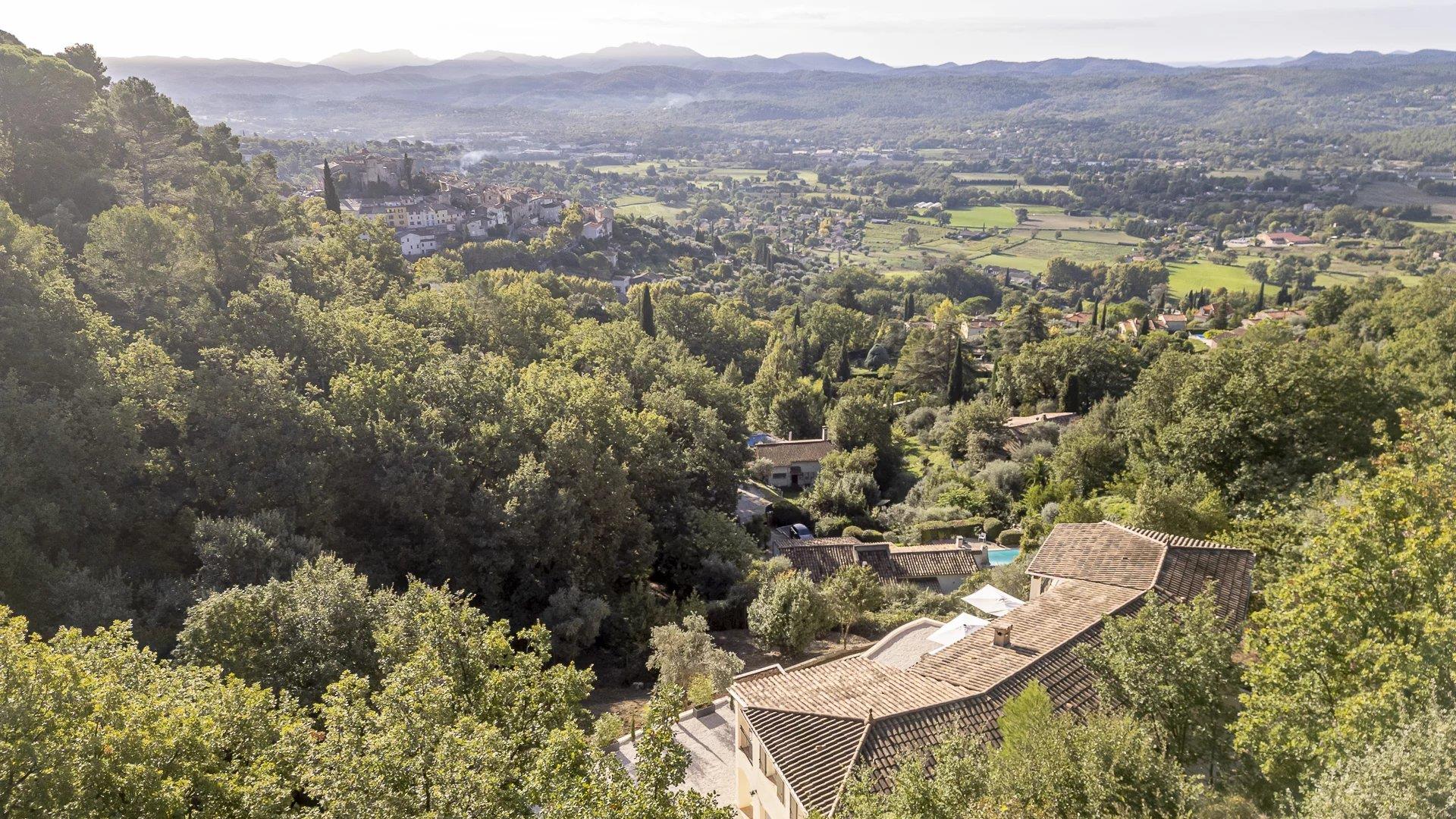 Large modern family villa on foot from the village of Callian
