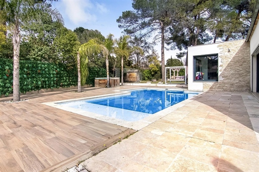 Ravissante villa rénovée avec piscine à vendre à Mougins.