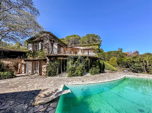 Provençaalse villa met 3 slaapkamers, studio, poolhouse en zwembad te koop in Mougins