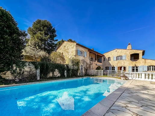 For sale in Mougins, beautiful villa to renovate with swimming pool