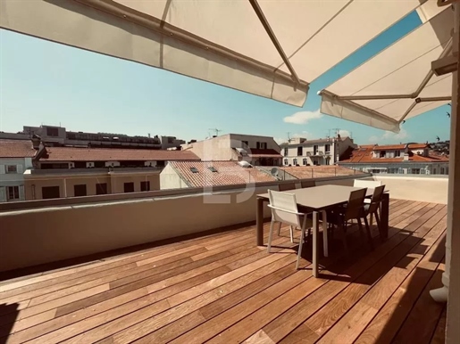 Appartement met 2 slaapkamers en groot terras op de bovenste verdieping te koop in Cannes