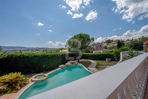 Large luxury property with pool for sale in Grasse