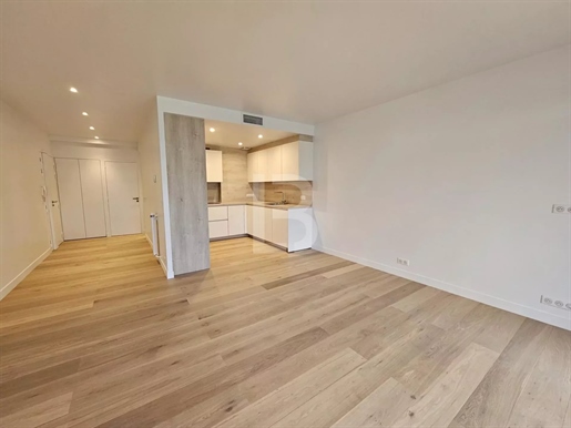 Zakup: Mieszkanie (06400)
