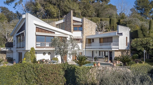 For sale in Mougins, architect villa in a secured domain