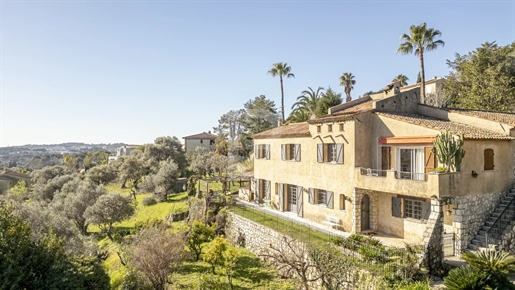 For sale in Mougins, discreet semi-detached house