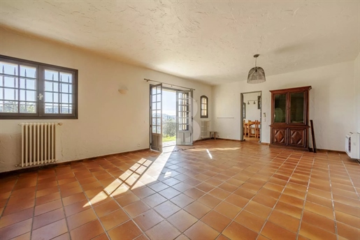 For sale in Mougins, discreet semi-detached house
