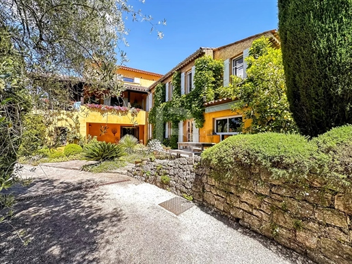 Charmante Villa mit schöner freier Sicht zum Verkauf in Grasse