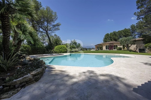 Villa d'architecte avec vue sur Castellaras à vendre à Mouans Sartoux