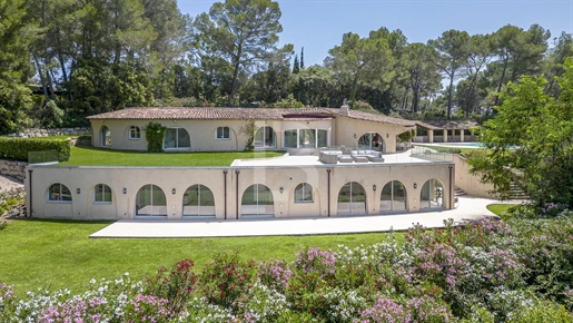 Door architect ontworpen villa met uitzicht op Castellaras