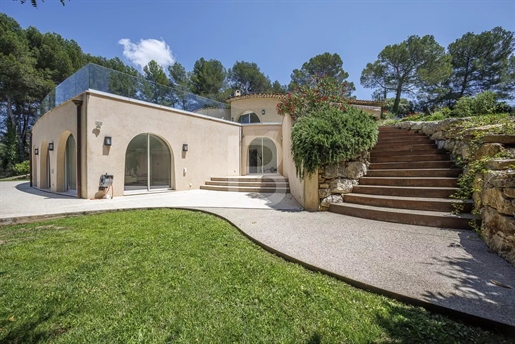 Architektenvilla mit Blick auf Castellaras zum Verkauf in Mouans Sartoux