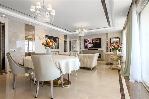 Wunderschöne 4-Zimmer-Wohnung mit Panorama-Meerblick zum Verkauf in Cannes