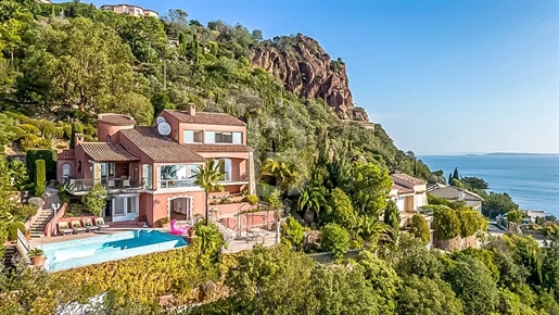 Villa in vendita con vista panoramica sul mare situata in una proprietà recintata
