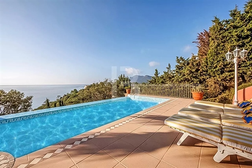 Villa for sale with panoramic sea views located in a private domain