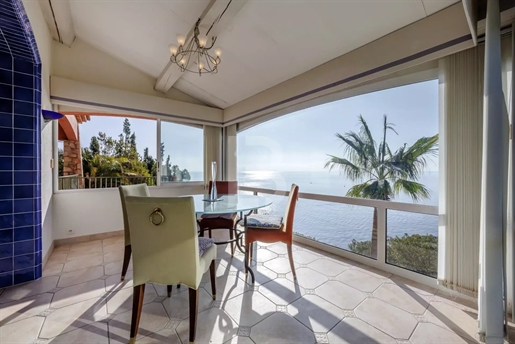Villa zum Verkauf mit Panorama-Meerblick in einem geschlossenen Bereich gelegen
