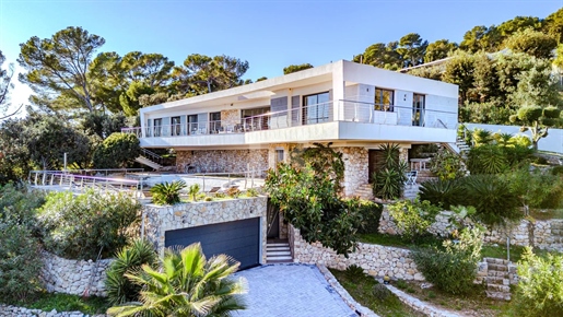 For sale in Vallauris, beautiful Californian villa with panoramic sea view