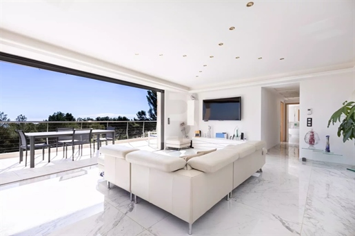 Te koop in Vallauris, prachtige Californische villa met panoramisch zeezicht