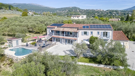 Schöne Villa zum Verkauf in Chateauneuf-Grasse und befindet sich im Herzen eines wunderschönen Olive