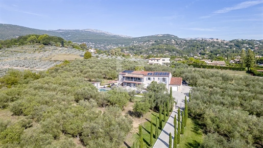 Belle villa à la vente à Chateauneuf-Grasse et situé au coeur d'une superbe oliveraie