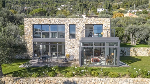 Rare, villa d'architecte récente avec vue panoramique, au calme absolu à vendre à Grasse