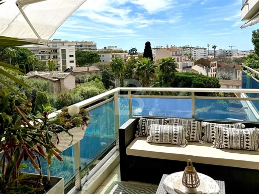 For sale in Cannes, beautiful 2 bedroom flat in a quiet location with open views
