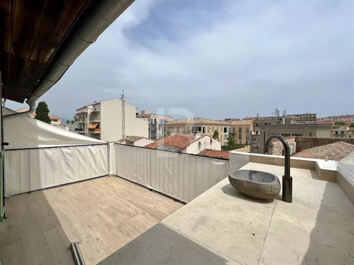Old Antibes - Top floor with terrace overlooking the roofs