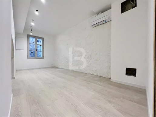 Spacious 1 bedroom in a very quiet old town street