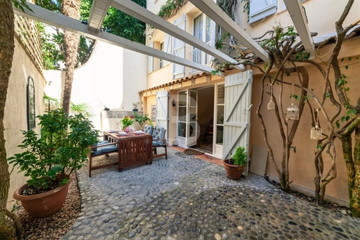 Charming 2 bed duplex with private court in the Old Antibes