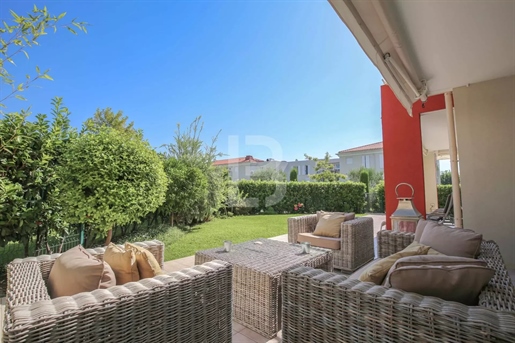 Superb 3 bedroom garden apartment in a gated residence near the beach