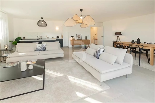 Nice 3 bedrooms apartment on the top floor in Antibes for sale