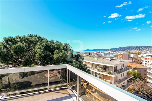 Beautiful sea view flat on the top floor in the Rostagne district