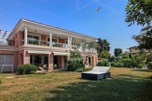 Villa Cap d'Antibes within walking distance to the beaches