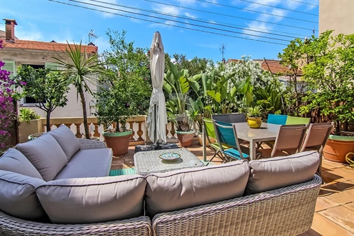 Town house for sale in old Antibes with terrace