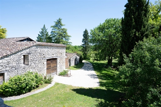 Propriété de 9 pièces, dépendances et piscine sur près de 10 ha