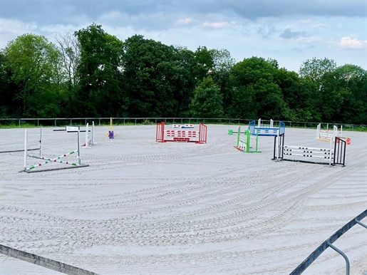 Equestrian training centre on 13 acres