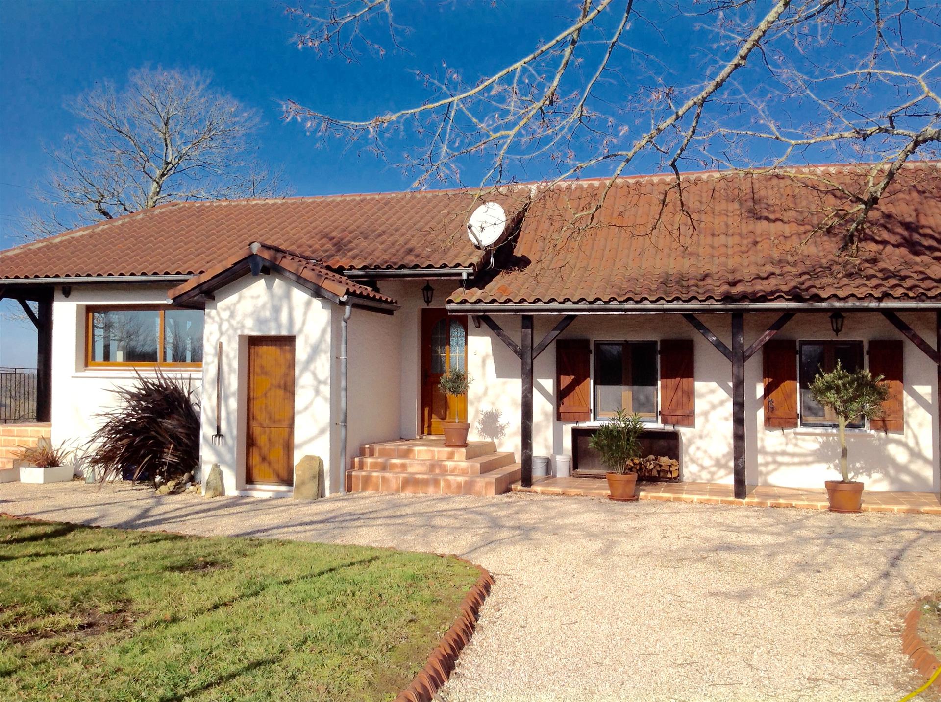 Linda casa com acompanhamento de gîte independente.
