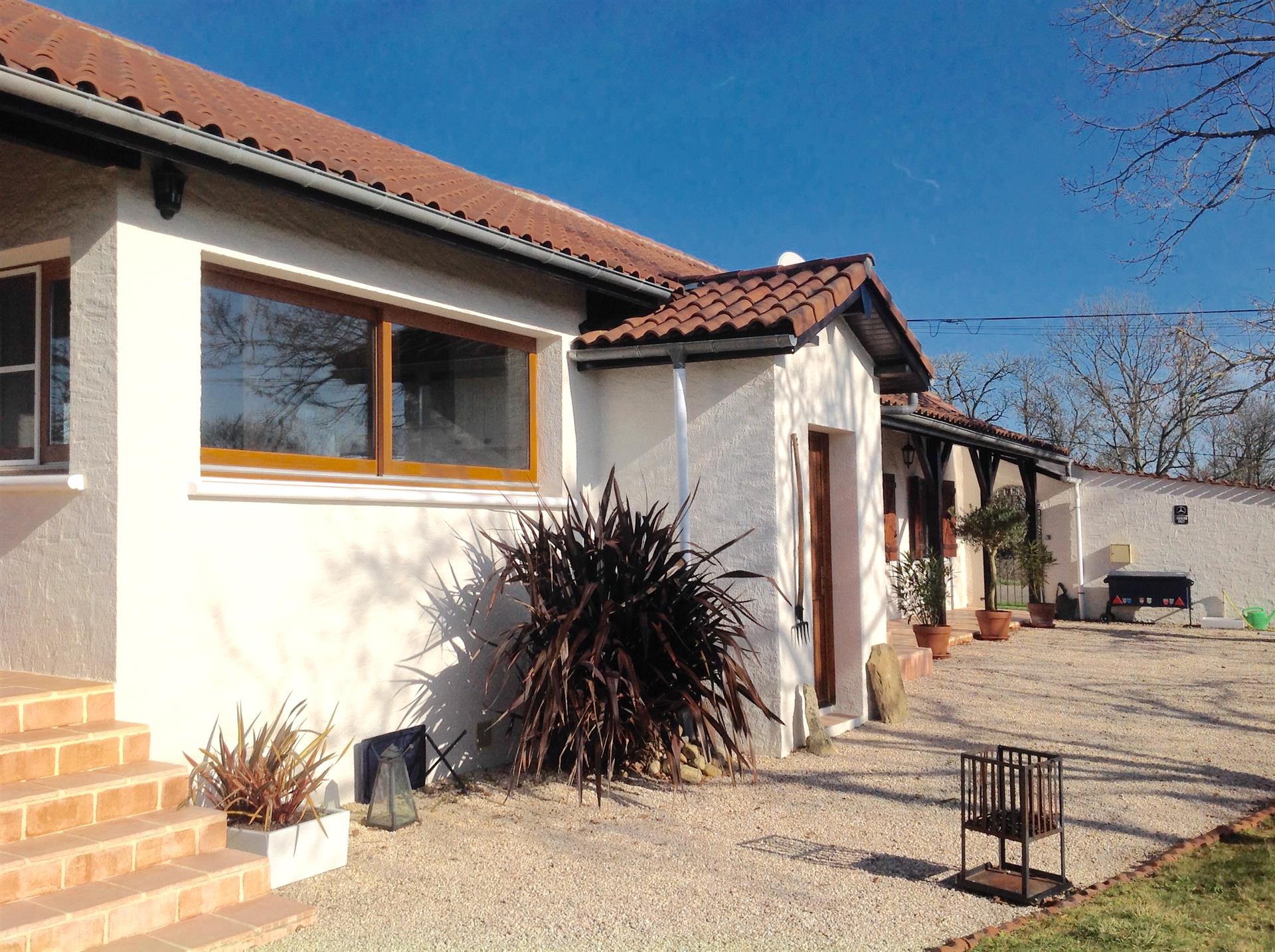 Linda casa com acompanhamento de gîte independente.