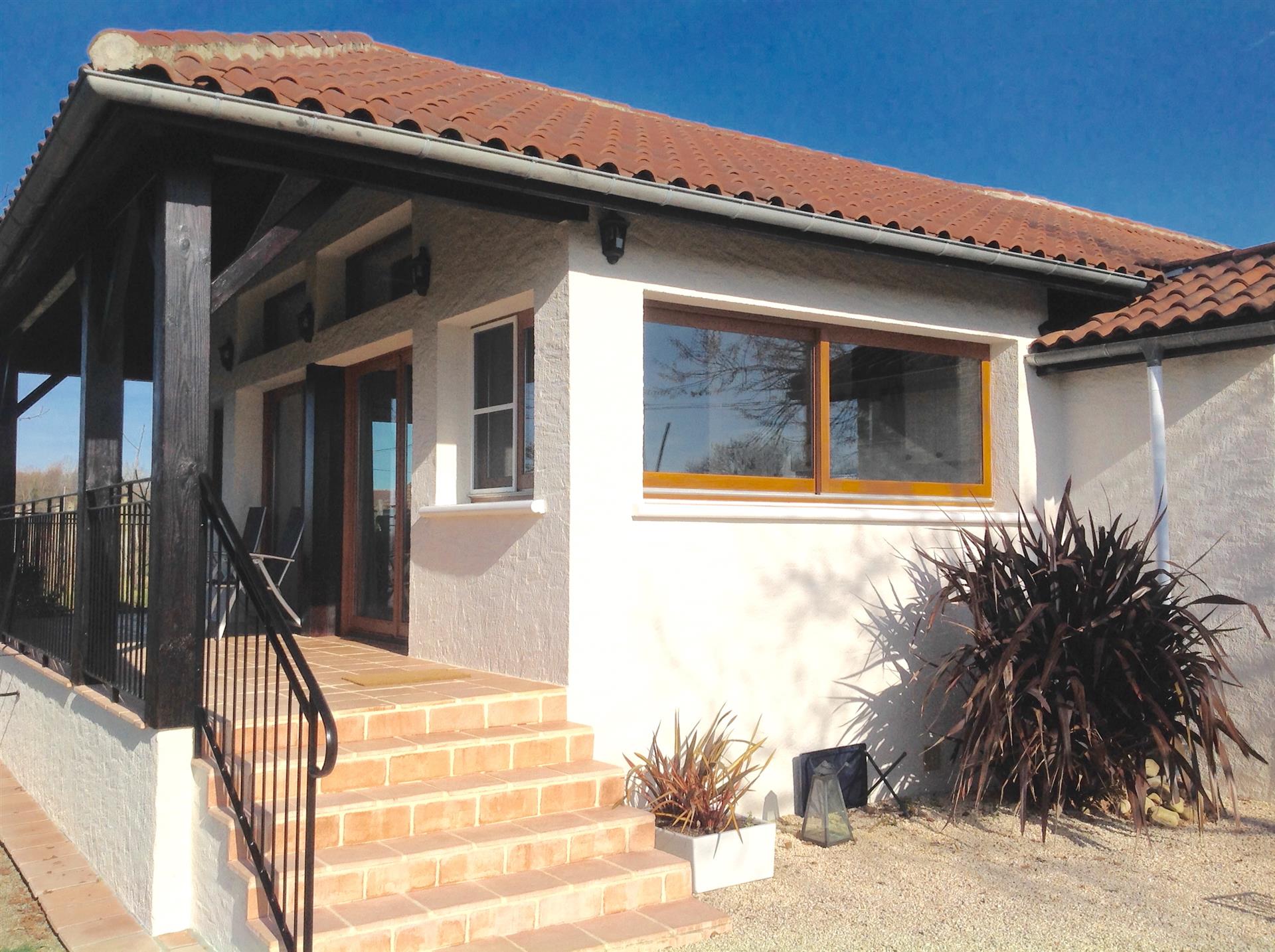 Linda casa com acompanhamento de gîte independente.