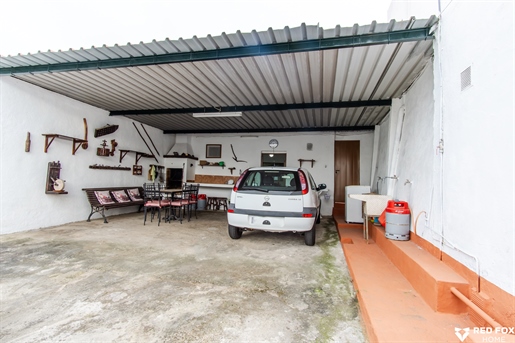 Veelzijdige woning met garage, zonnig terras en aangrenzend land beschikbaar