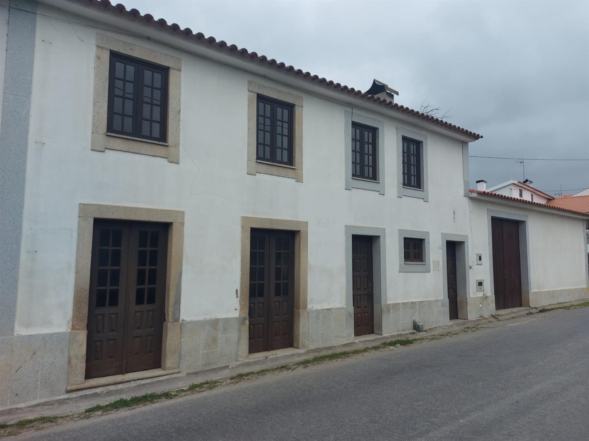 4 bedroom villa plus patio with 3 annexes in Mouronho