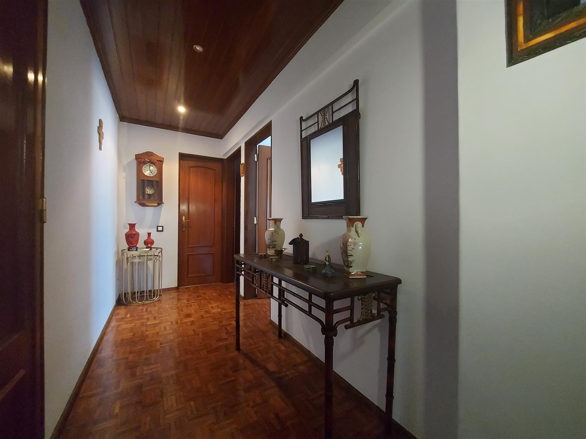 3 bedroom apartment with elevator in the center of Amadora