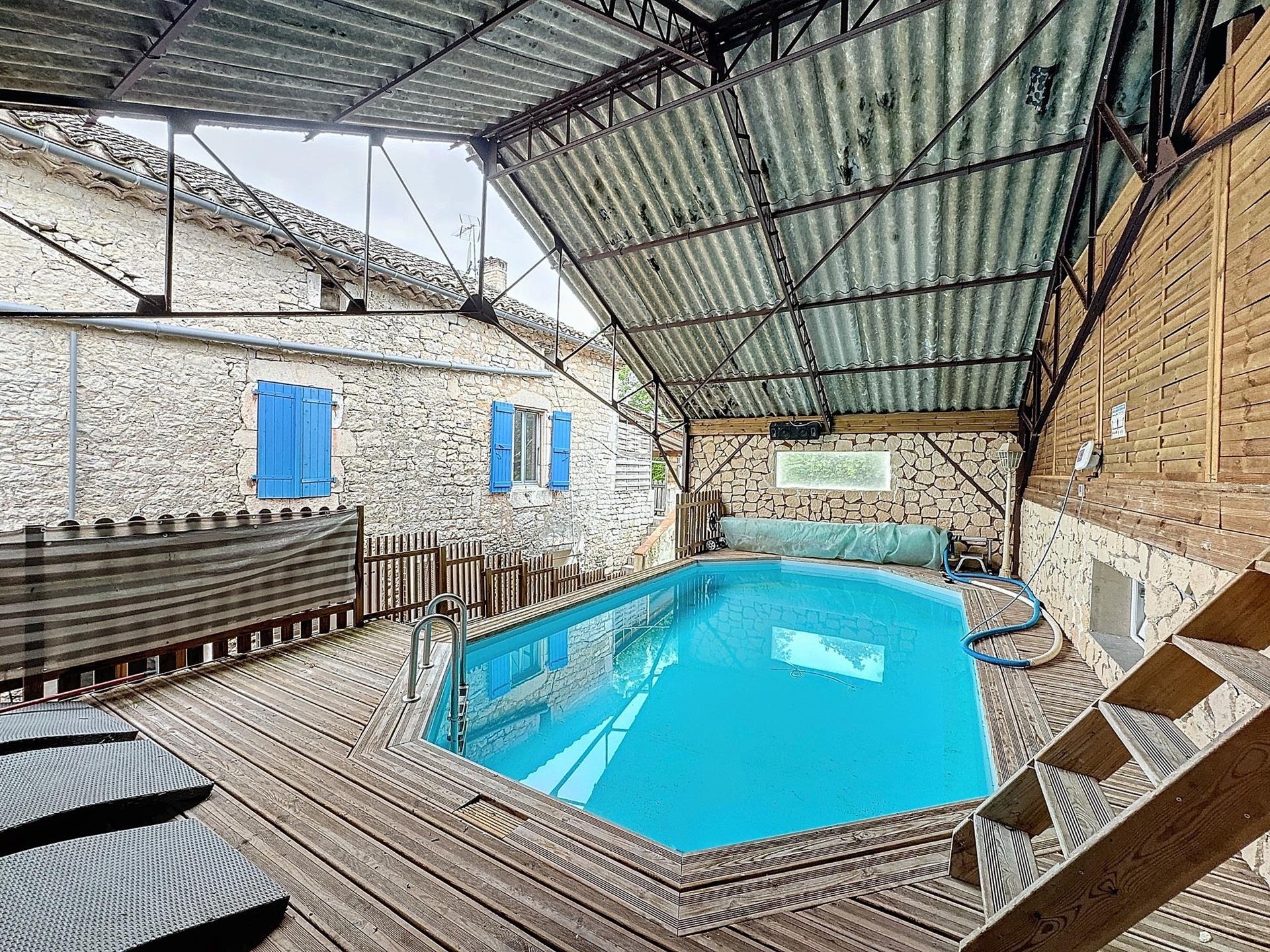Renovated stone house: 10 rooms with gîte