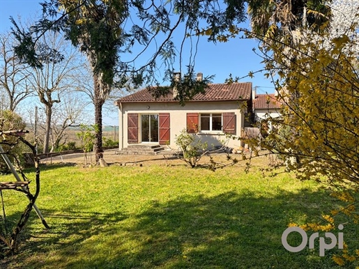 לקטור, בית מגורים עם חניה ושטח גדול עם עצים בפתחי העיר