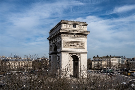 Duplex with unique view of the Arc de Triomphe