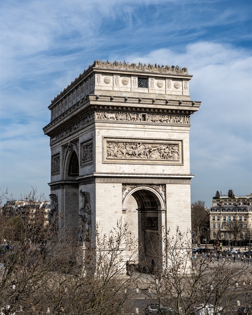 Duplex with unique view of the Arc de Triomphe