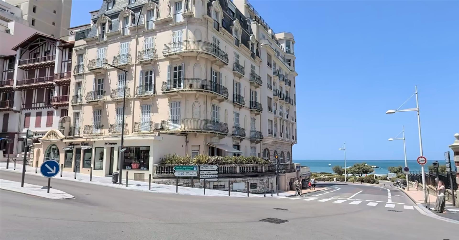 Imperial district Biarritz - Beach at the foot of the building