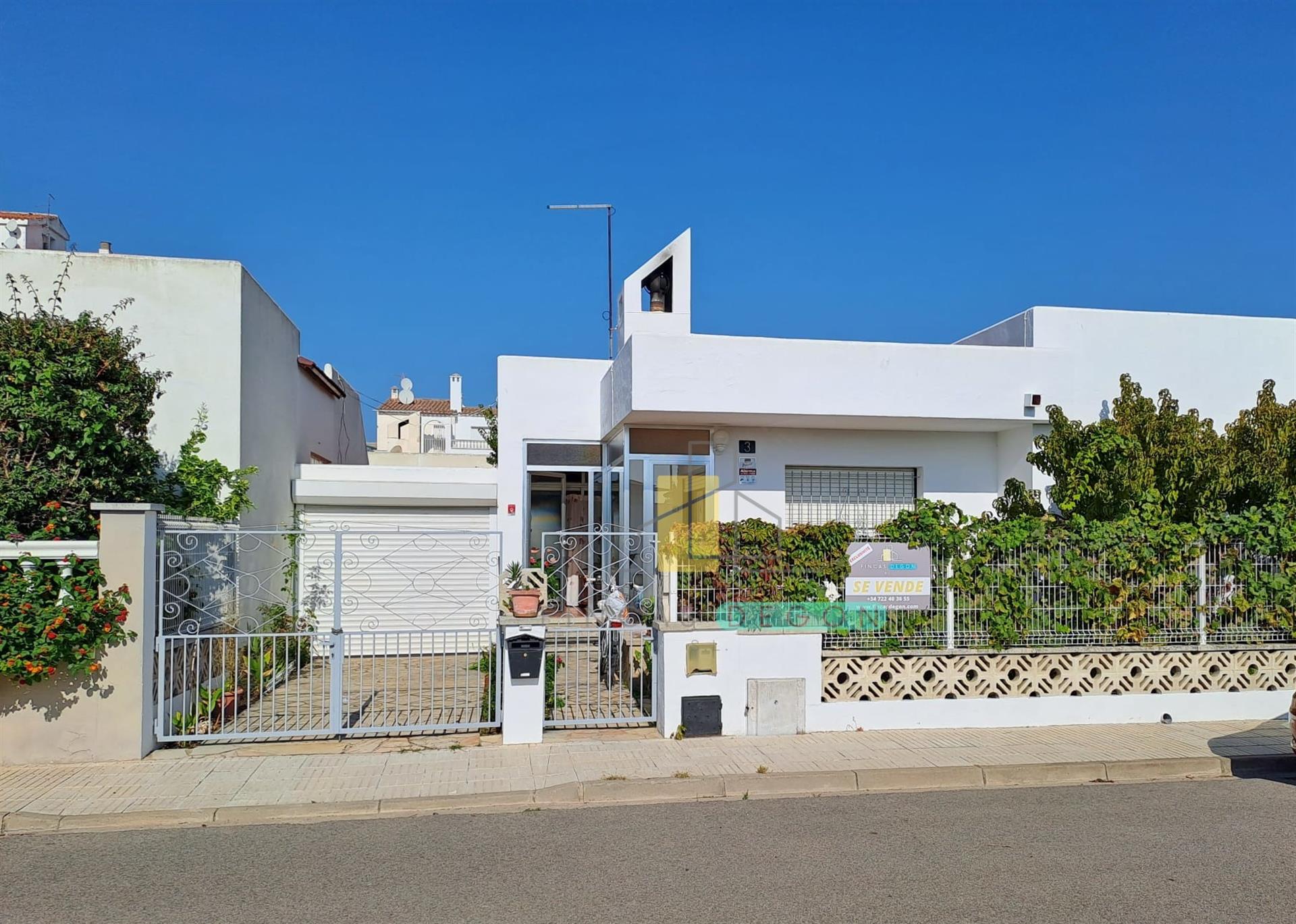 Casa Unifamiliar De 2 Habitaciones Con Jardin Y Garaje En Santa Margarita.