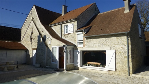 10 min from Pithiviers, Old house with pool and barn