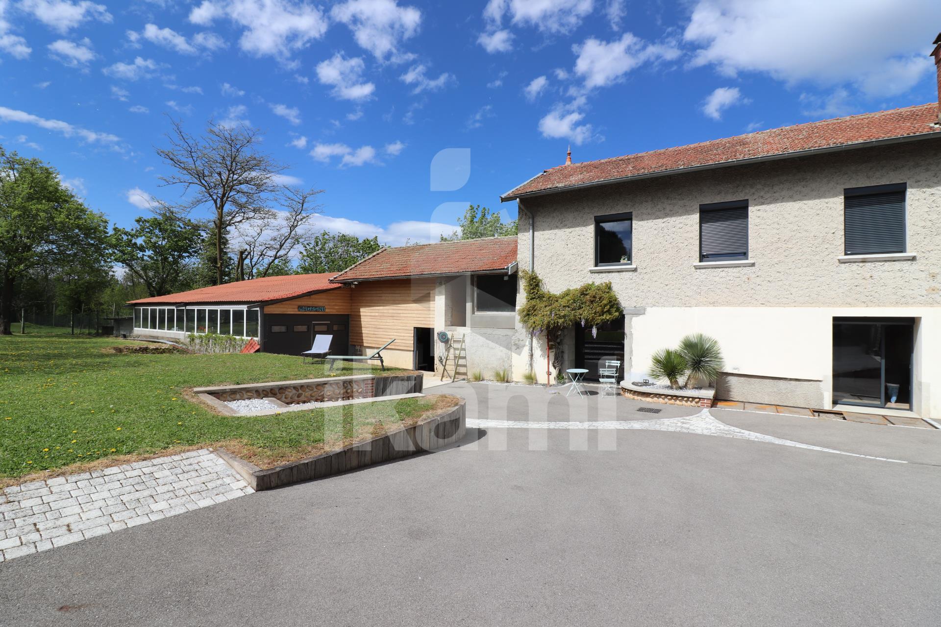 Bougé-Chambalud superb villa of 220 m2 renovated on 2464 m2 of enclosed land